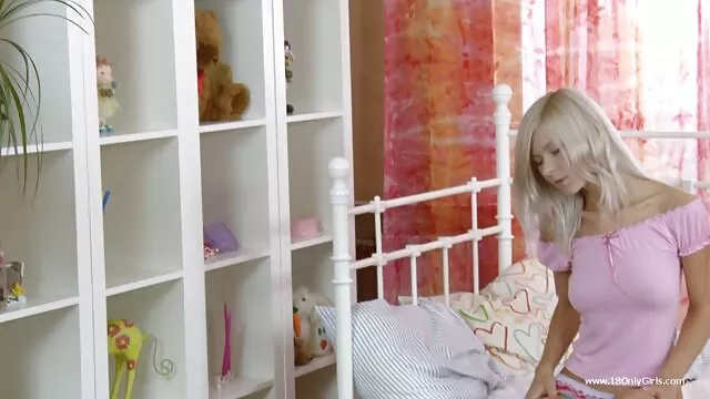 แม่บ้านสาวในชุดเซ็กซี่ Marta ขัดกระเจี๊ยวยากและได้รับทวารหนักของเธอตอก ค ลิบ วีดีโอ โป๊