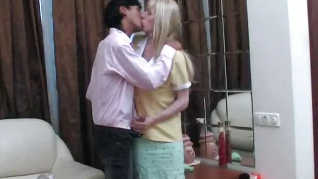 สองคนพยายามที่จะตอบสนองทุกรูของหญิงโสเภณี คลิป วีดีโอ โป๊ ออนไลน์