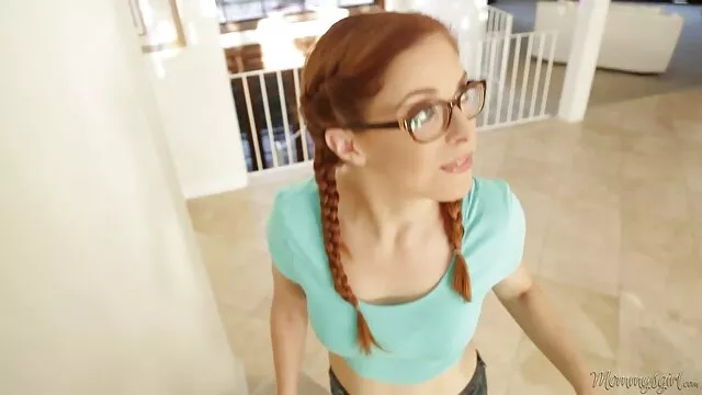 Toni MILF สีบลอนด์ที่สวยงามให้ blowjob ในห้องนั่งเล่น คลิป วีดีโอ โป๊
