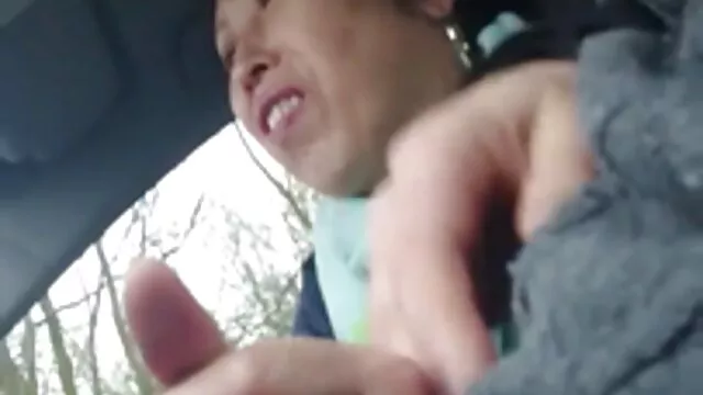 ดอกทองสีน้ำตาลดูแปลก ๆ ดู วีดีโอ โป๊ะ สนุกกับการลูบคลำ twat ของเธอด้วย dildo