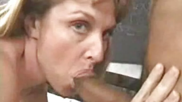 ประหลาด เพื่อน dildo fucks ยืด twat ของ ตรึง บน the ชั้น ผู้หญิงเลว Helena Locke วีดีโอ โปะ