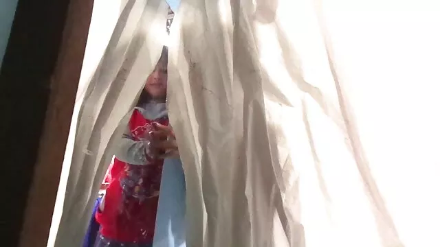 แม่บ้านกระหายน้ำให้ blowjob คลิป วีดีโอ โป๊ กับสามีและเพื่อนของเขา