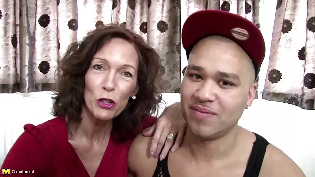 Gina Valentina วีดีโอ โป๊ แม่ ลูก ชาวบราซิลสุดเซ็กซี่ให้ blowjob กับเพื่อนของ BF ของเธอ