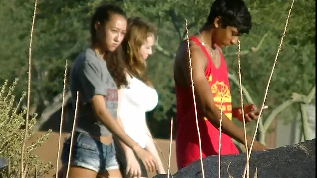 สีน้ำตาลสปอร์ตให้ วีดีโอ โปั blowjob ลึกสุดคอให้กับผู้สอนฟิตเนส